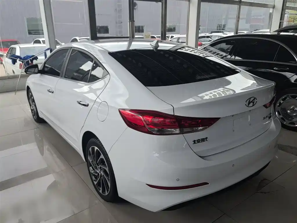 Hyundai Elantra — фото 5