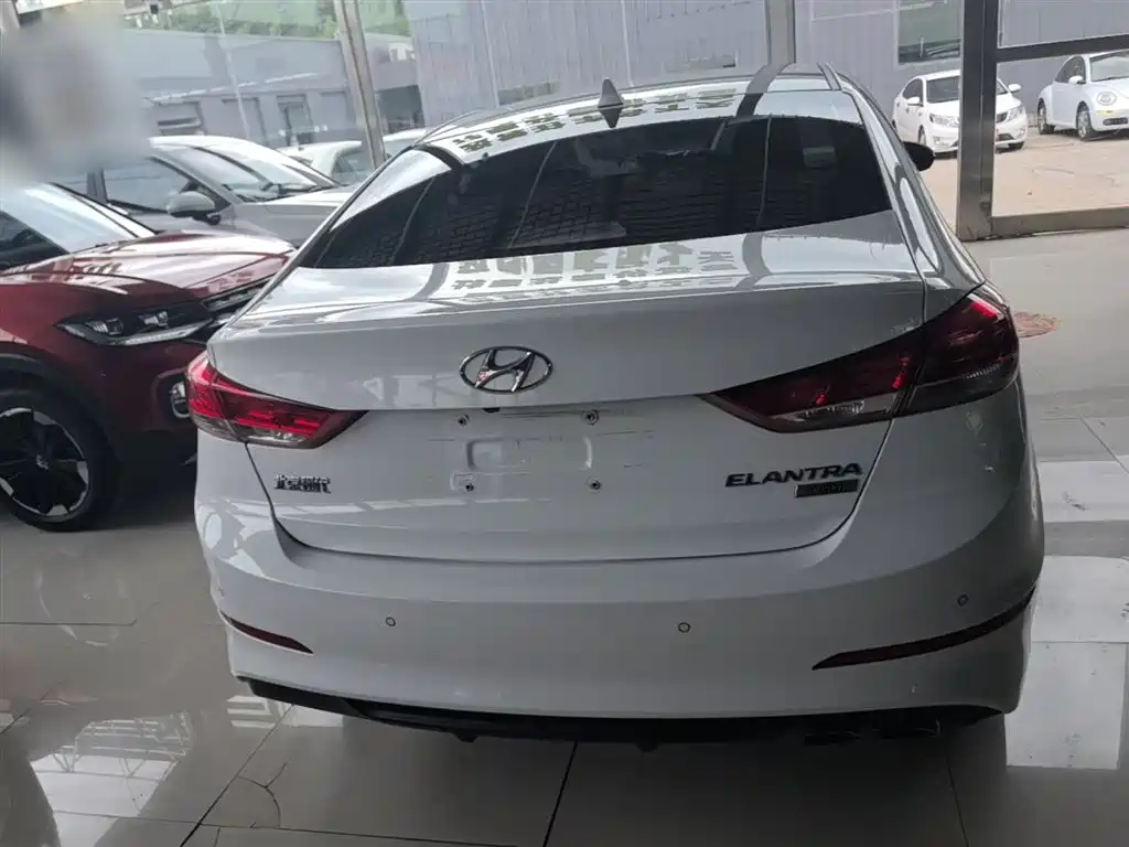 Hyundai Elantra — фото 6