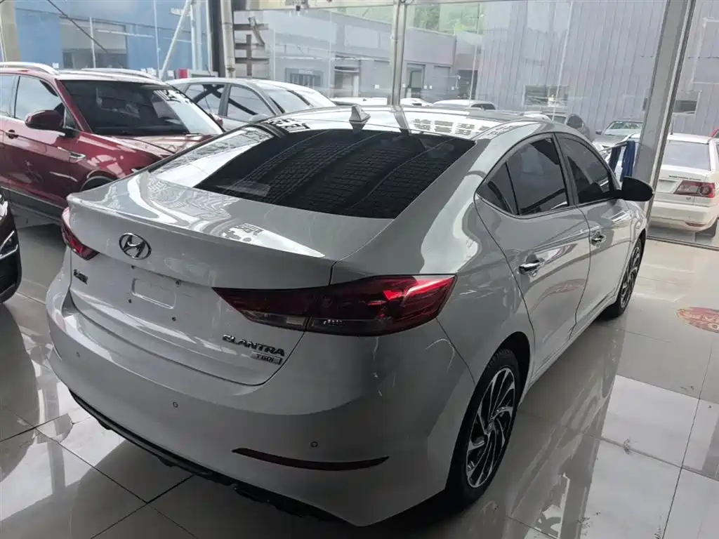 Hyundai Elantra — фото 7