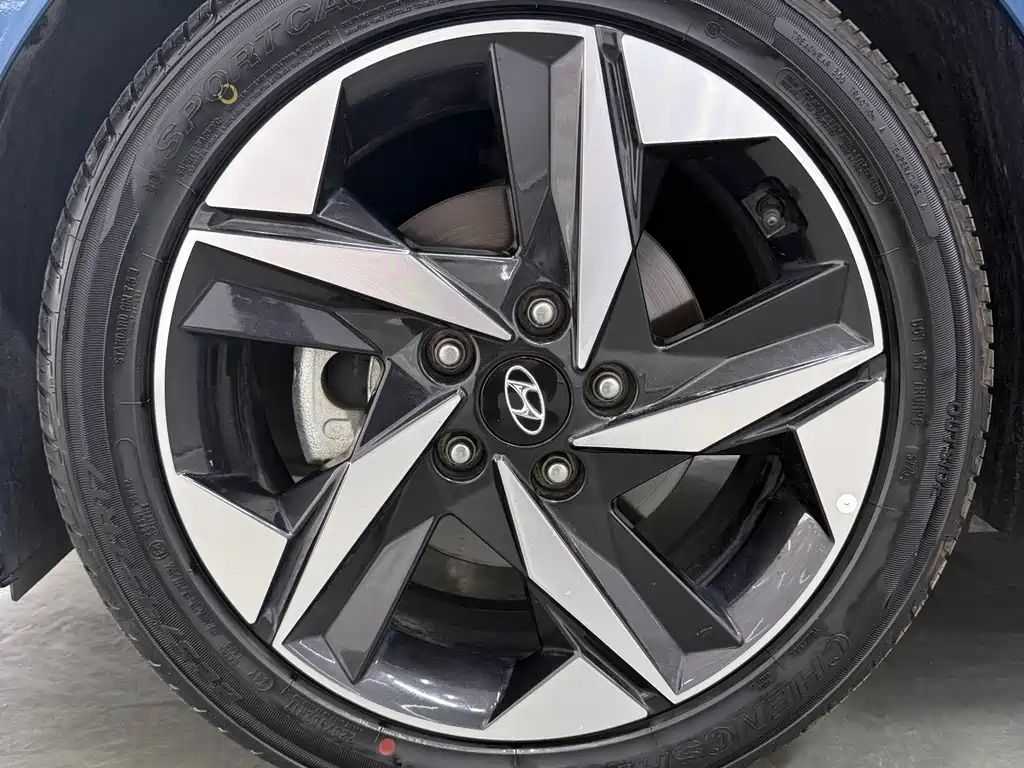 Hyundai Elantra — фото 18