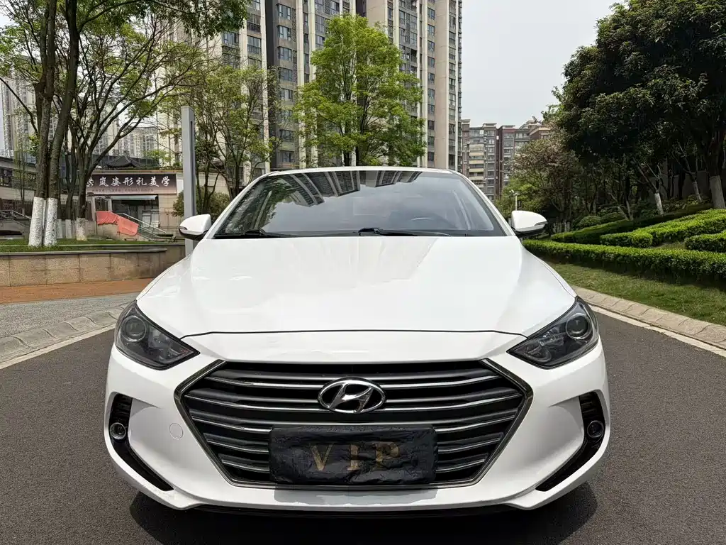 Hyundai Elantra — фото 2