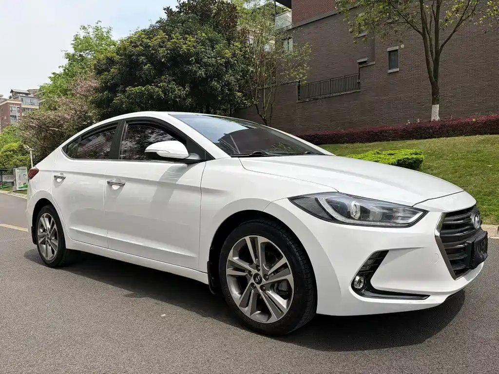 Hyundai Elantra — фото 3