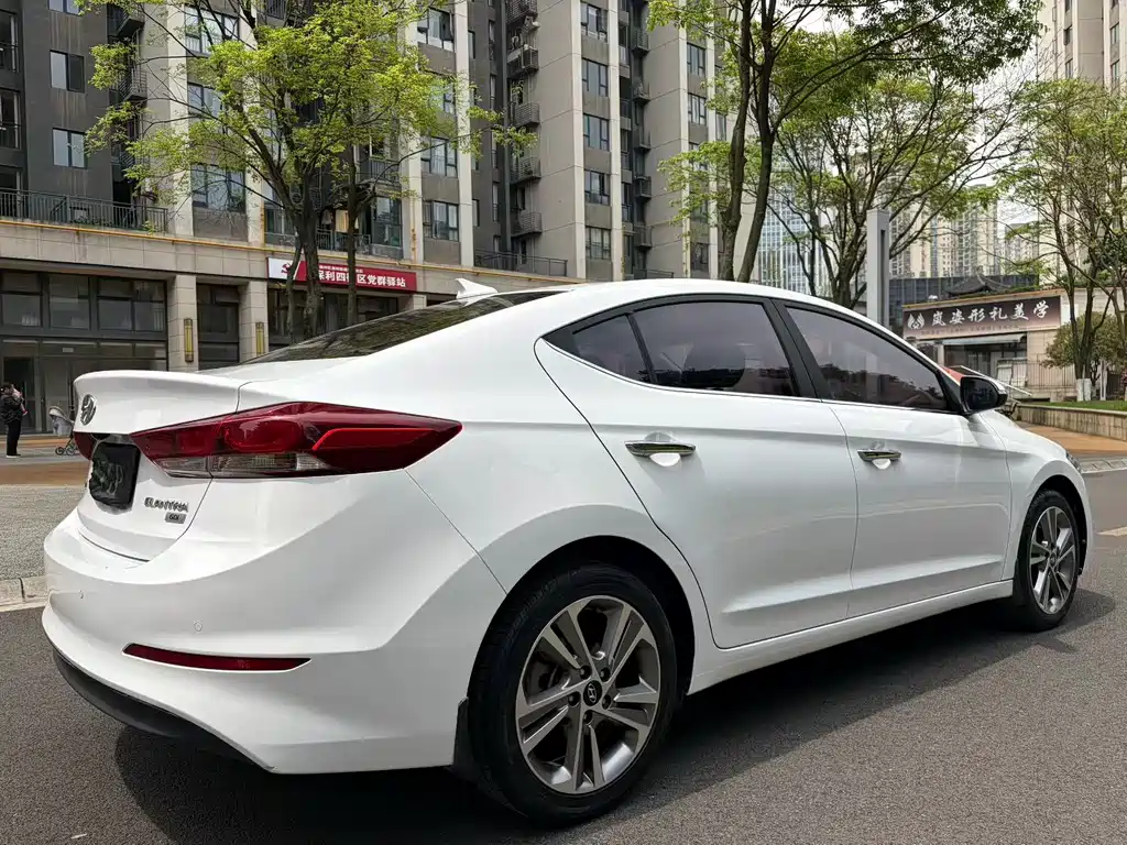 Hyundai Elantra — фото 7
