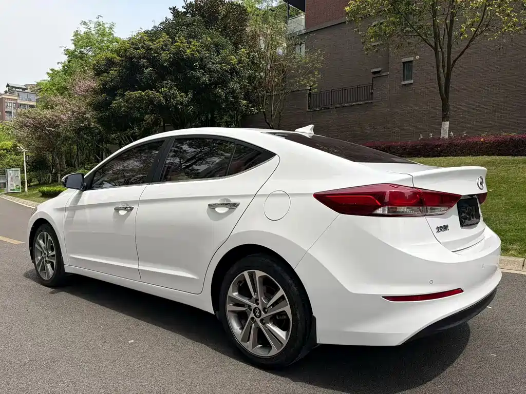 Hyundai Elantra — фото 9