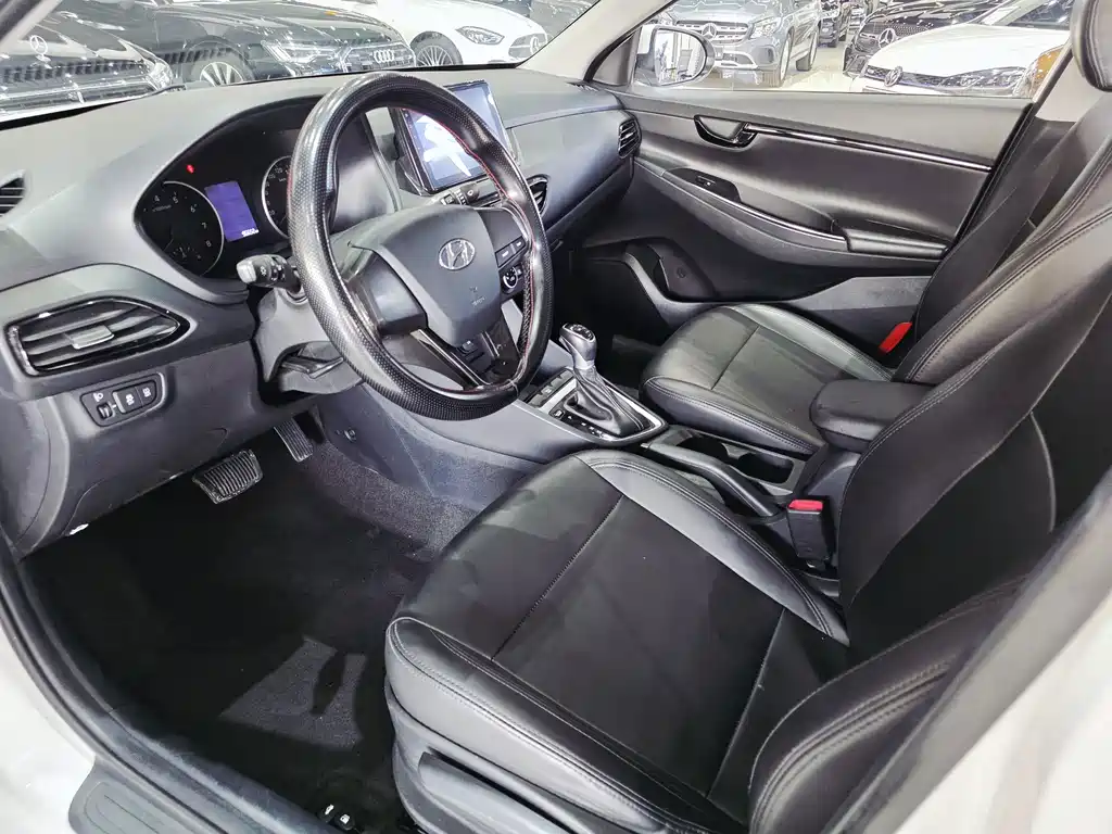 Hyundai Elantra — фото 6