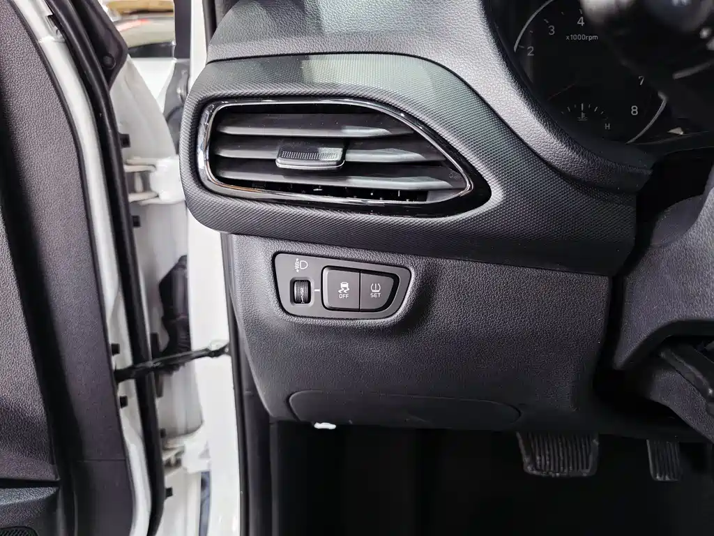 Hyundai Elantra — фото 7