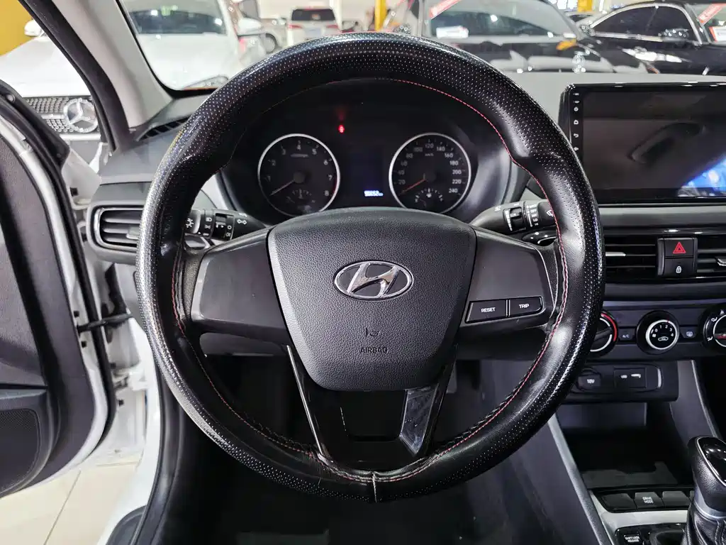 Hyundai Elantra — фото 8