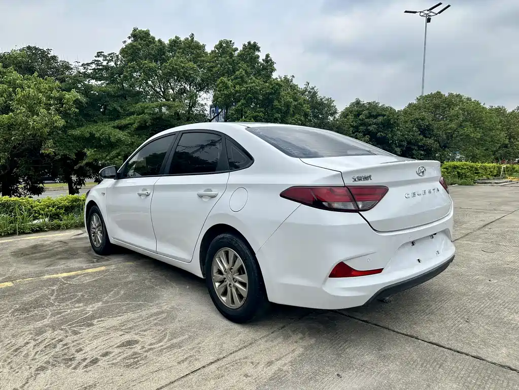 Hyundai Elantra — фото 8