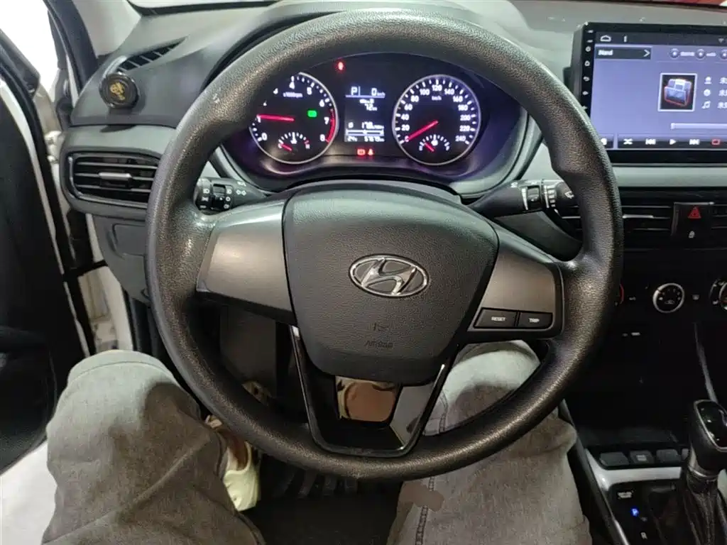 Hyundai Elantra — фото 11