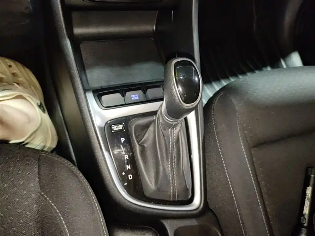Hyundai Elantra — фото 14
