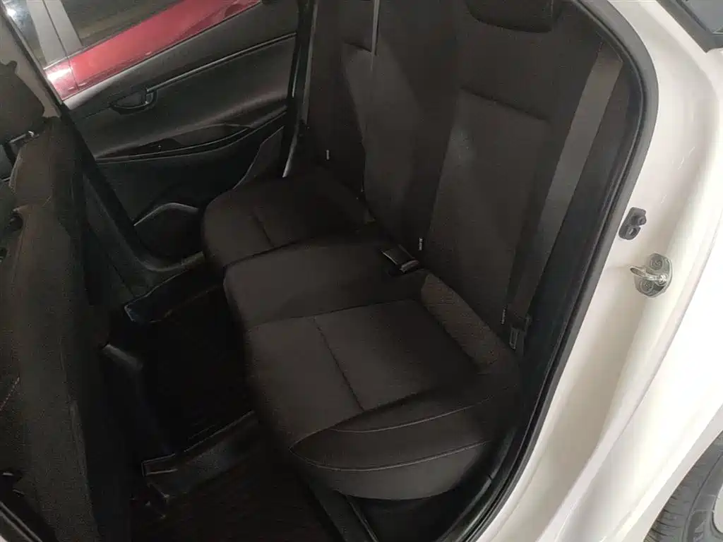 Hyundai Elantra — фото 17