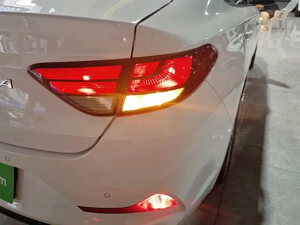 Hyundai Elantra — фото 8