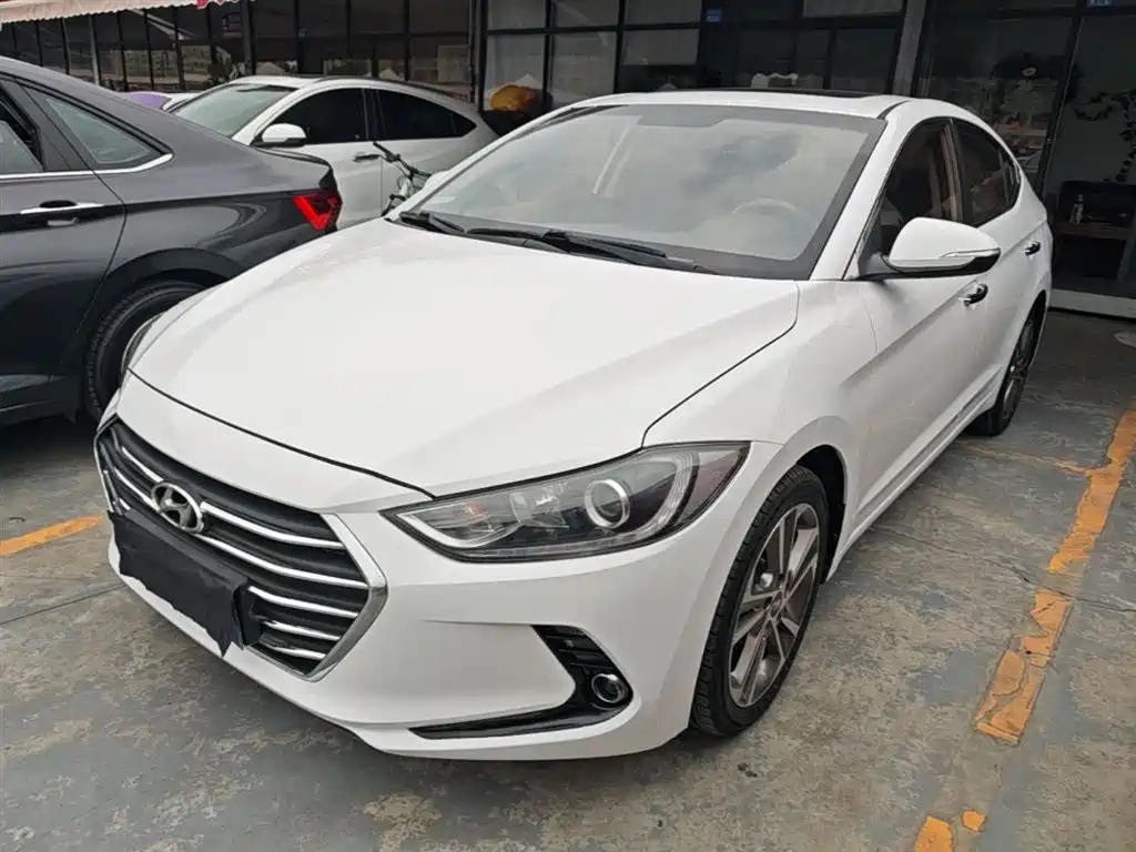 Hyundai Elantra — фото 2
