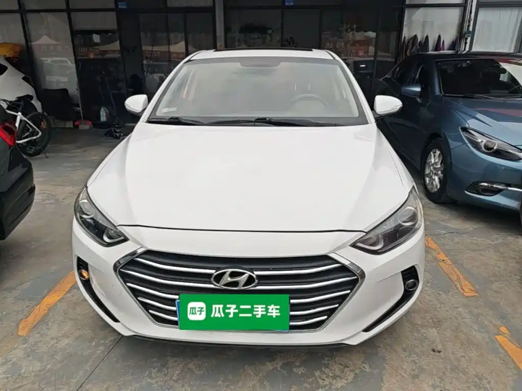 Hyundai Elantra — фото 3
