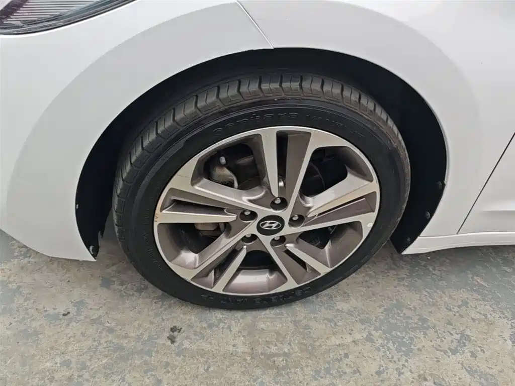 Hyundai Elantra — фото 23