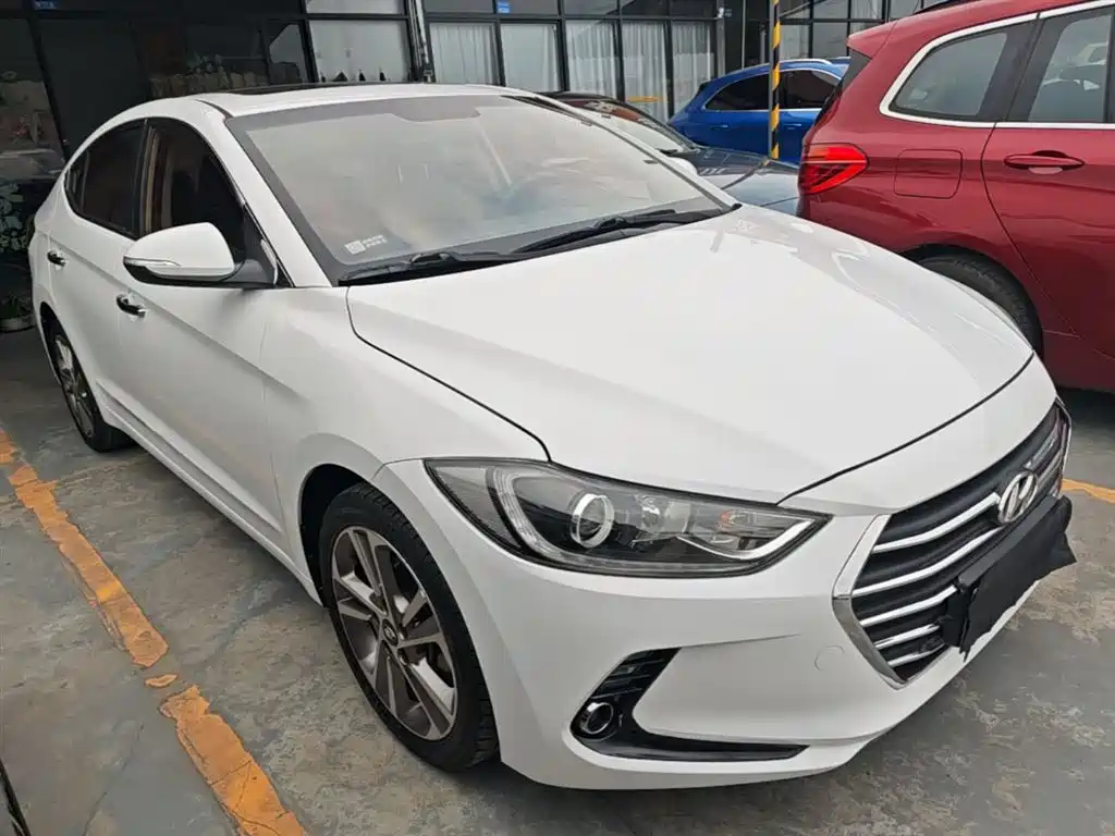 Hyundai Elantra — фото 4