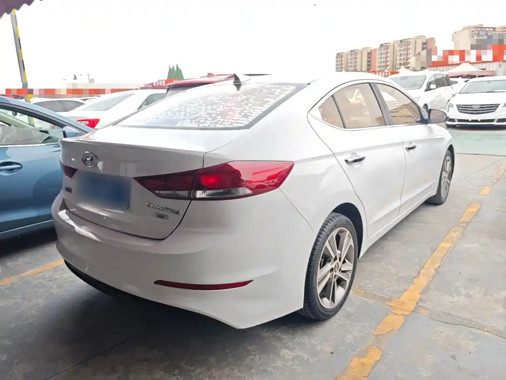 Hyundai Elantra — фото 7