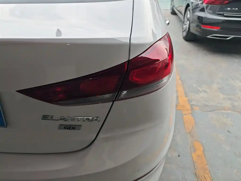 Hyundai Elantra — фото 8