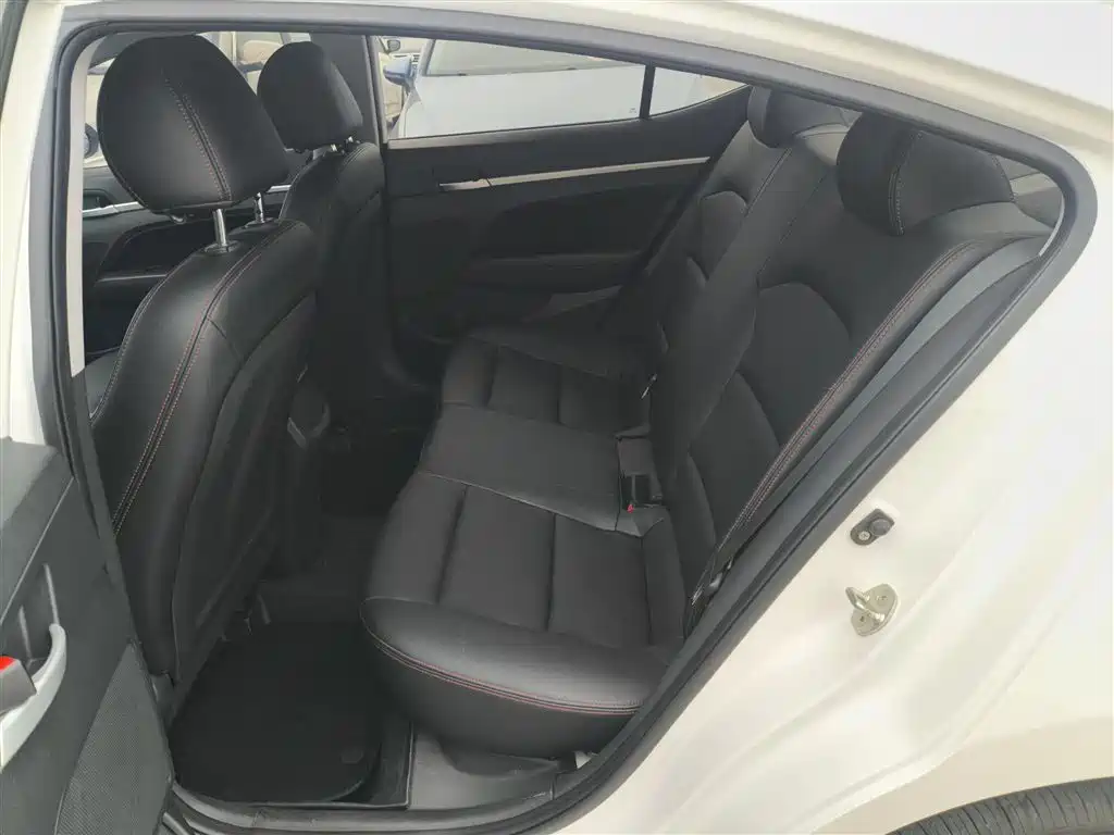 Hyundai Elantra — фото 13