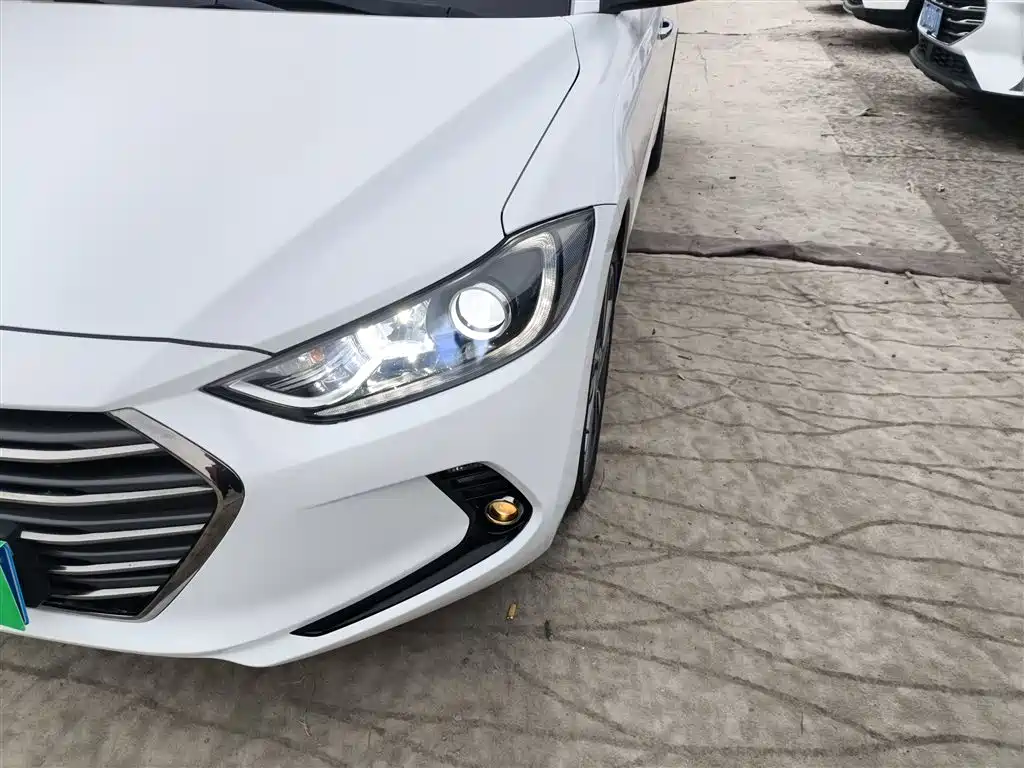 Hyundai Elantra — фото 18