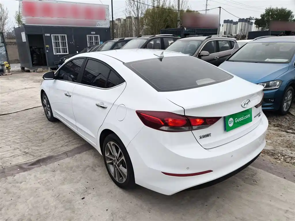 Hyundai Elantra — фото 23