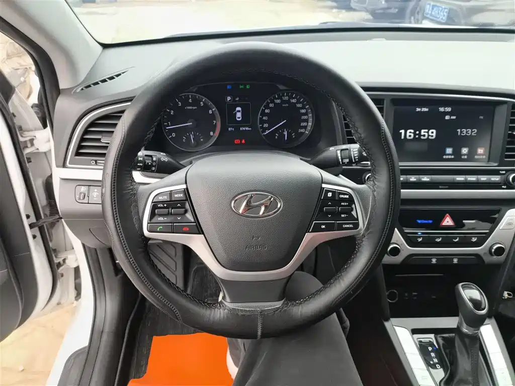 Hyundai Elantra — фото 7