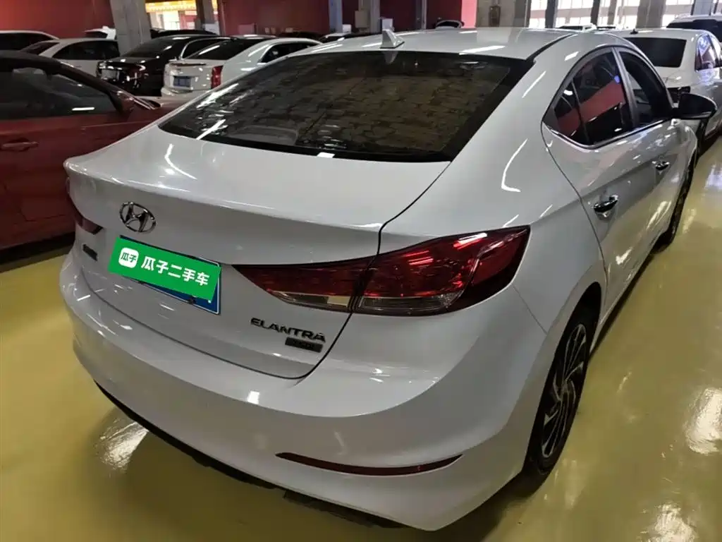 Hyundai Elantra — фото 7