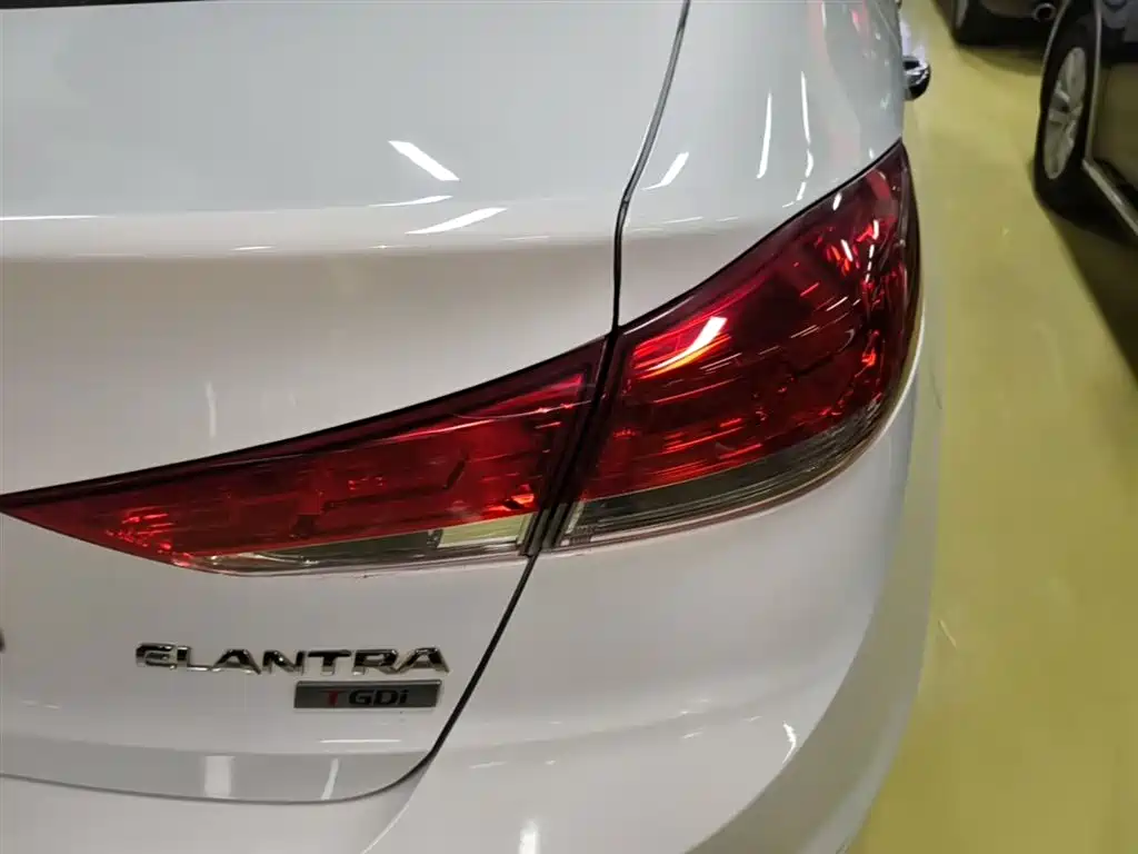 Hyundai Elantra — фото 8