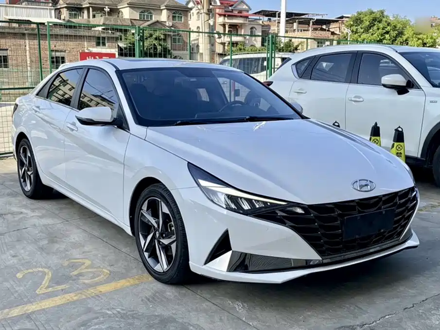 Hyundai Elantra — фото 19
