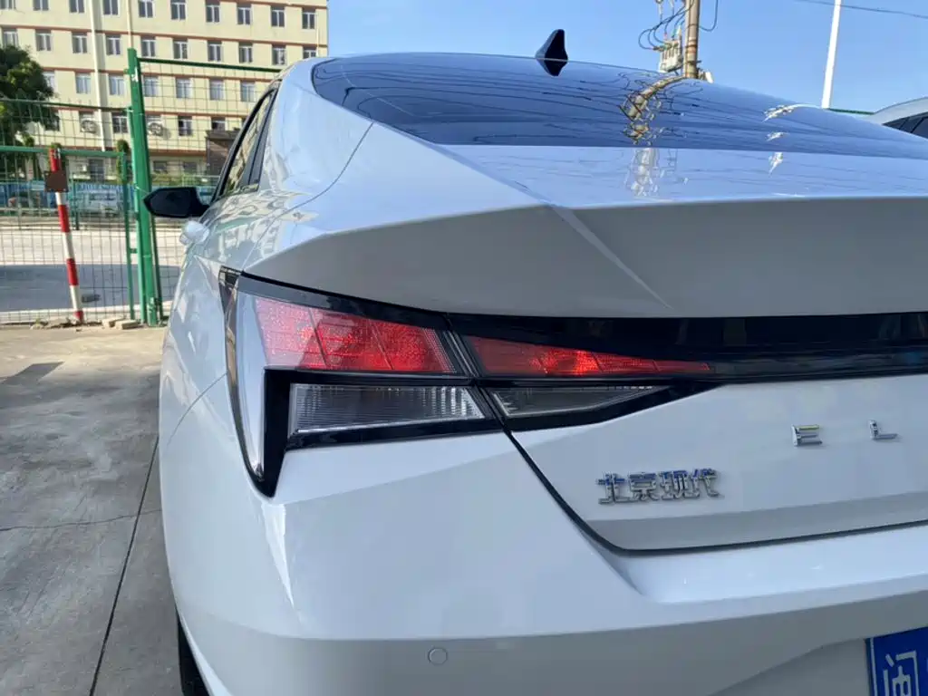 Hyundai Elantra — фото 21