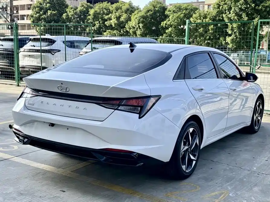 Hyundai Elantra — фото 22