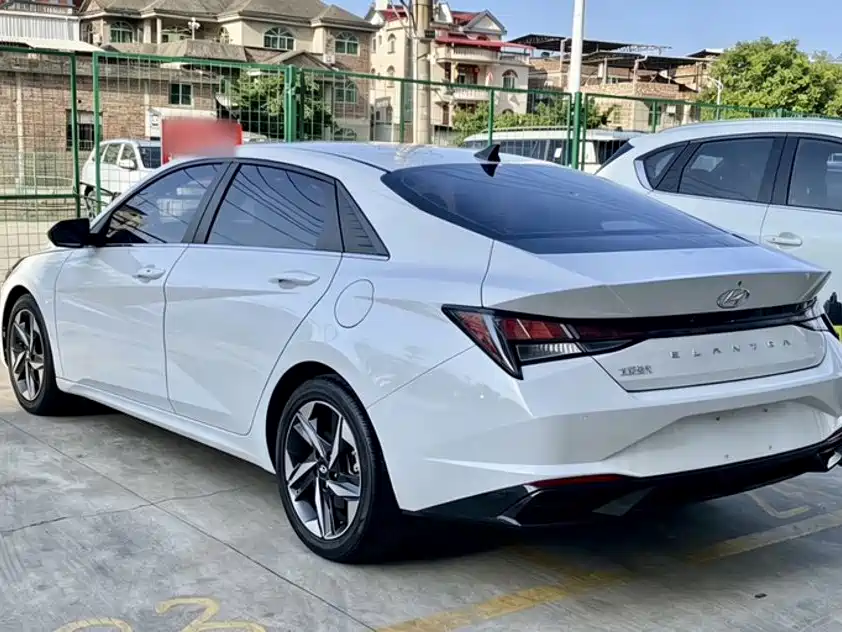 Hyundai Elantra — фото 24