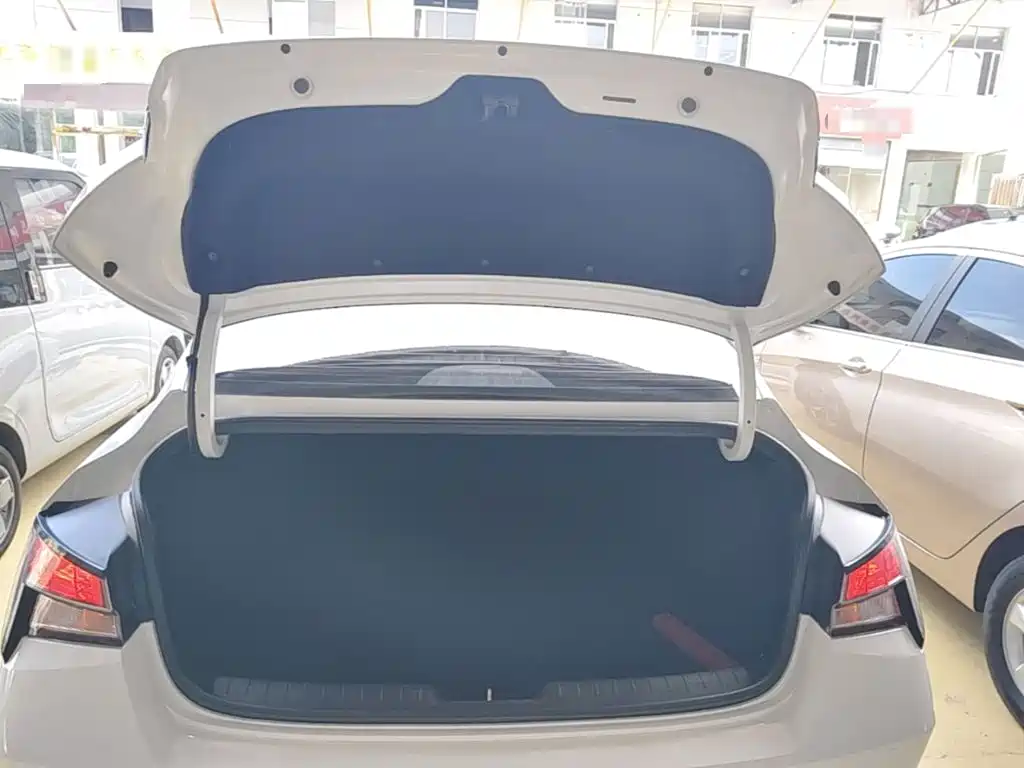 Hyundai Elantra — фото 10