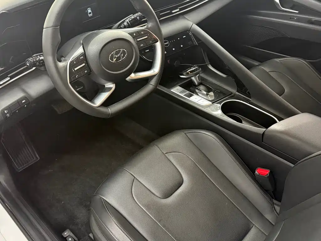 Hyundai Elantra — фото 13