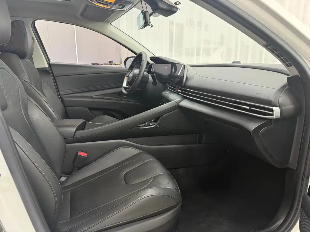 Hyundai Elantra — фото 8