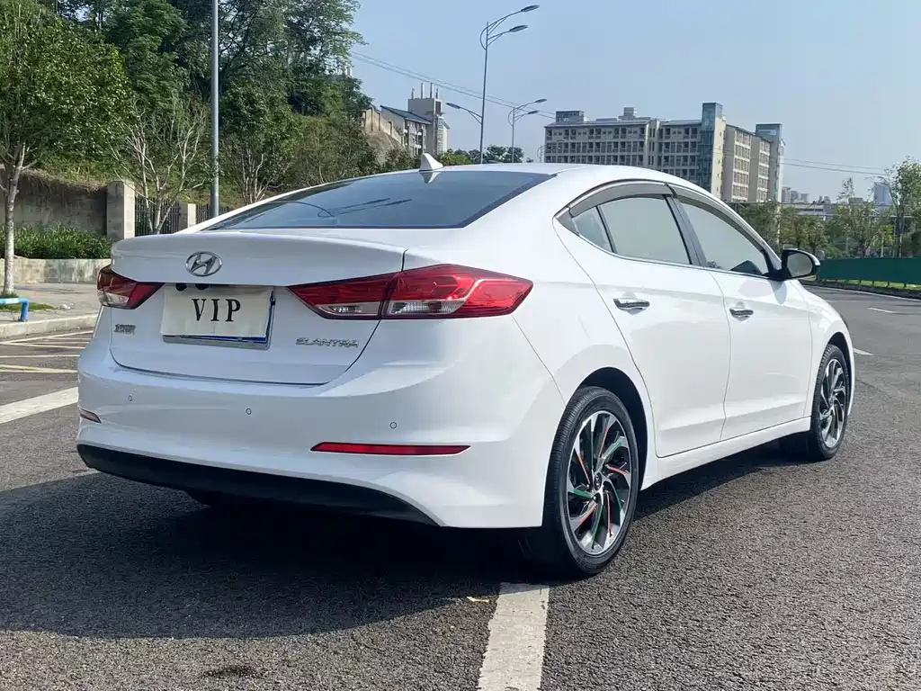 Hyundai Elantra — фото 3