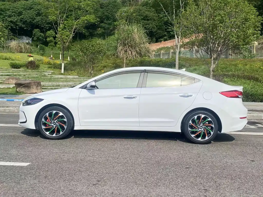 Hyundai Elantra — фото 4