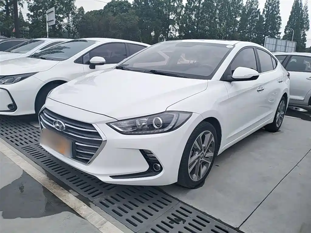 Hyundai Elantra — фото 2
