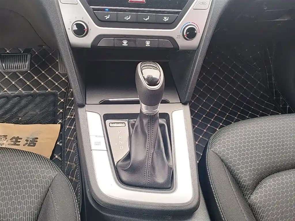 Hyundai Elantra — фото 14
