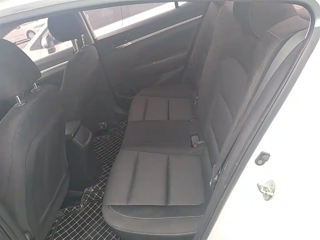 Hyundai Elantra — фото 17