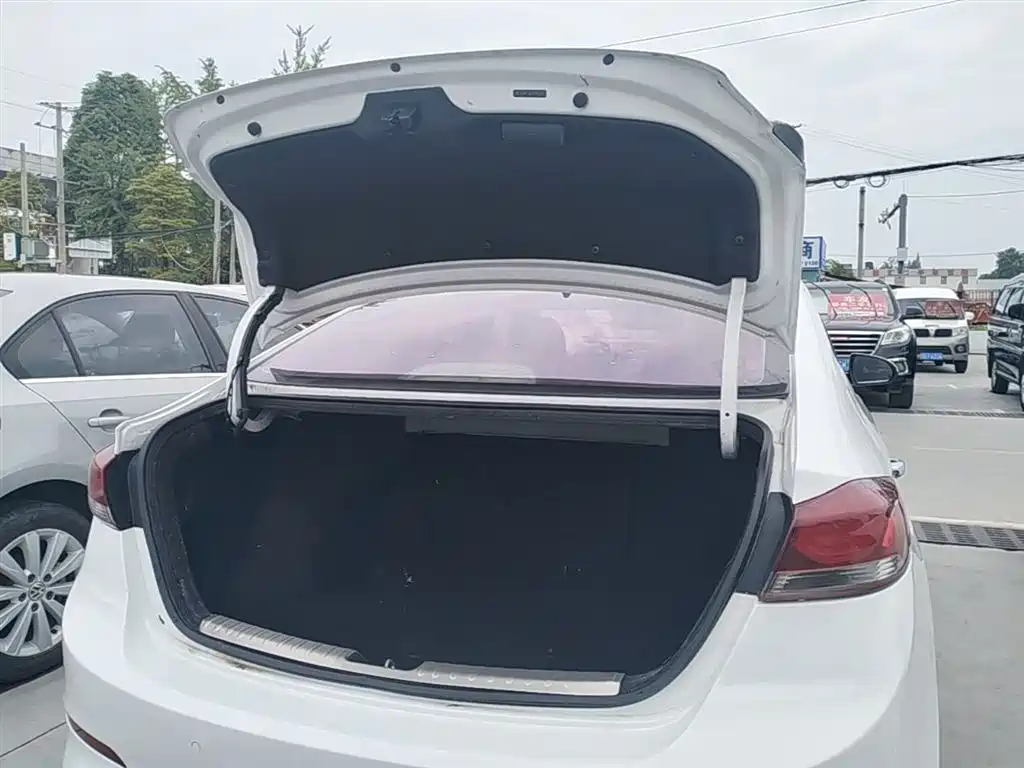 Hyundai Elantra — фото 19