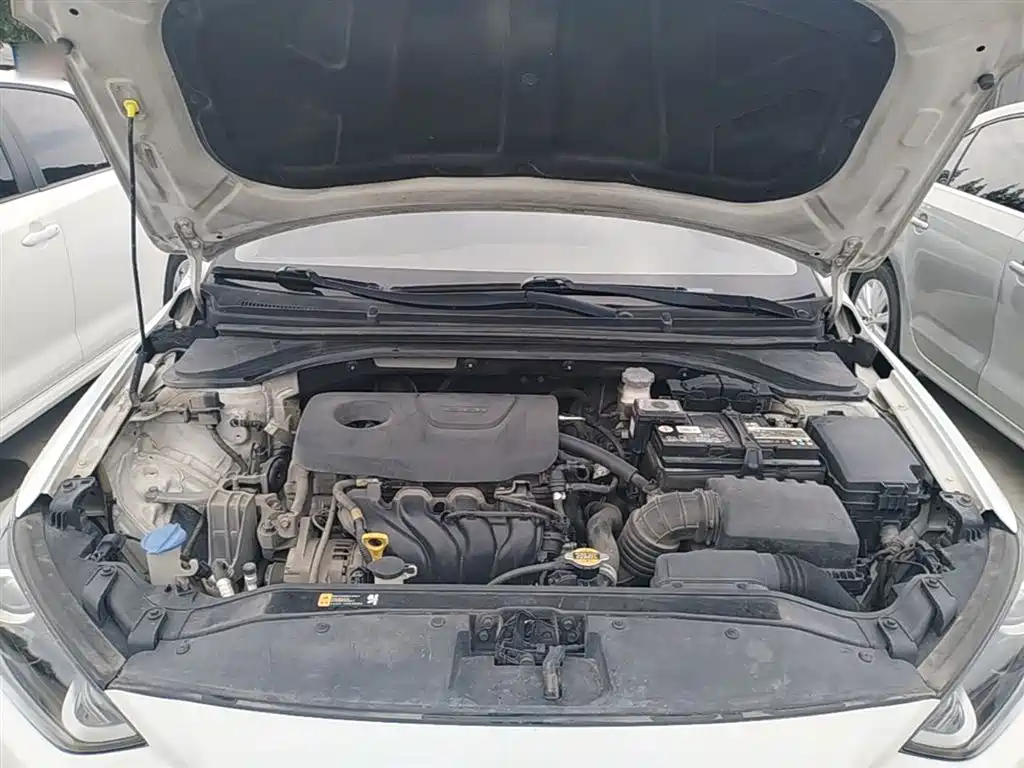 Hyundai Elantra — фото 20