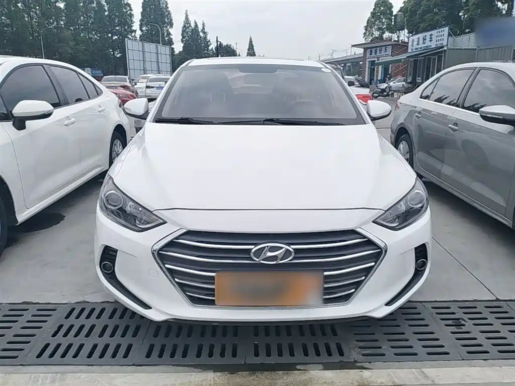 Hyundai Elantra — фото 3