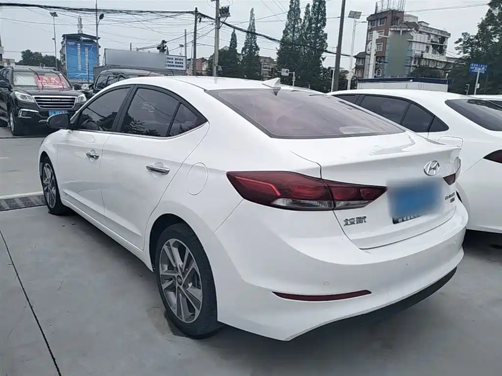 Hyundai Elantra — фото 5