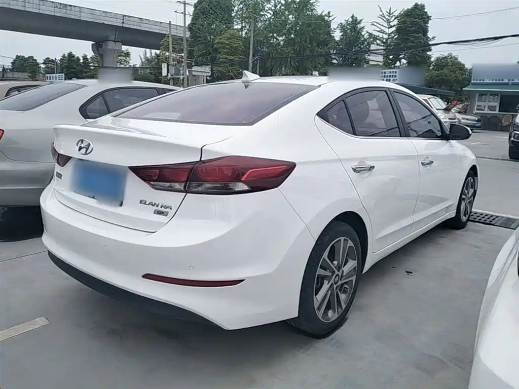 Hyundai Elantra — фото 7