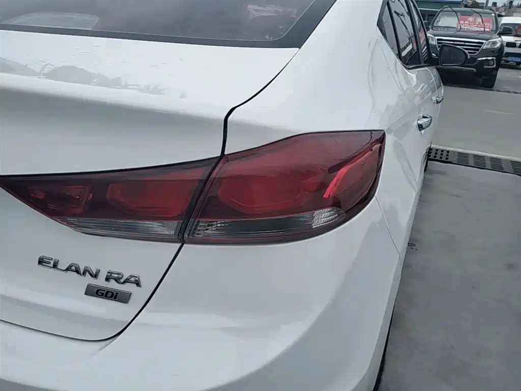 Hyundai Elantra — фото 8