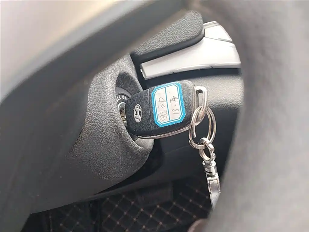 Hyundai Elantra — фото 9