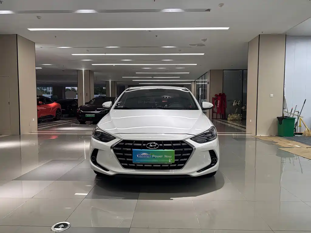 Hyundai Elantra — фото 2