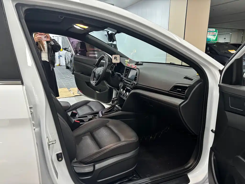 Hyundai Elantra — фото 13