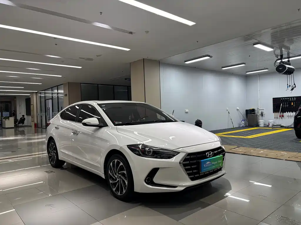 Hyundai Elantra — фото 3